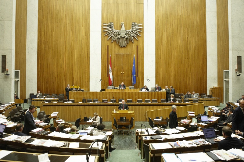 Konrad Steindl,  Nationalratsabgeordneter der ÖVP, am Rednerpult. Auf der Regierungsbank Mag.a Claudia Bandion-Ortner - Bundesministerin für Justiz. Am Präsidium Fritz Neugebauer - Zweiter Nationalratspräsident. Dienst am Präsidium v.li Dr. Erich Saurugger (1er Position) und Mag. Gerhard Kiesenhofer (2er Position).