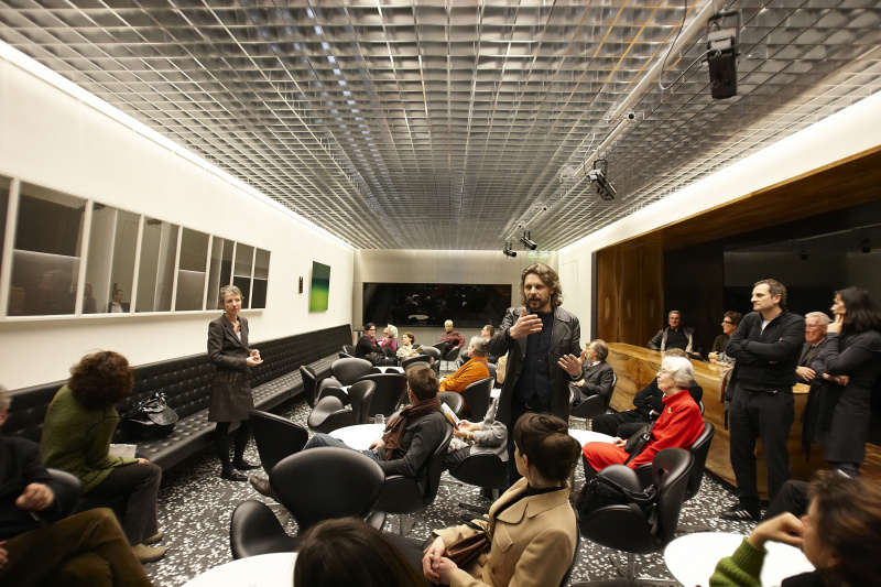 Führung durch die Ausstellung von Stella Rollig - Kunstkuratorin des Parlaments mit den ausstellenden Künstlern und Gästen der Vernissage.