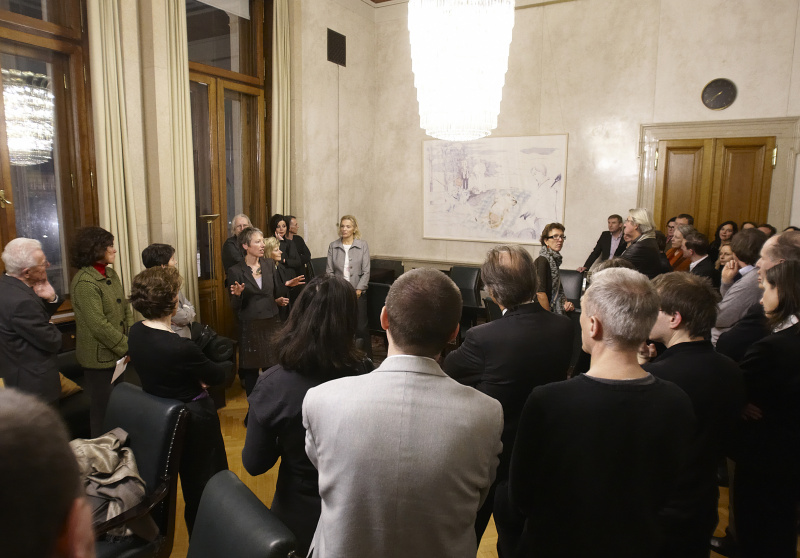 Führung durch die Ausstellung von Stella Rollig - Kunstkuratorin des Parlaments mit den ausstellenden Künstlern und Gästen der Vernissage.