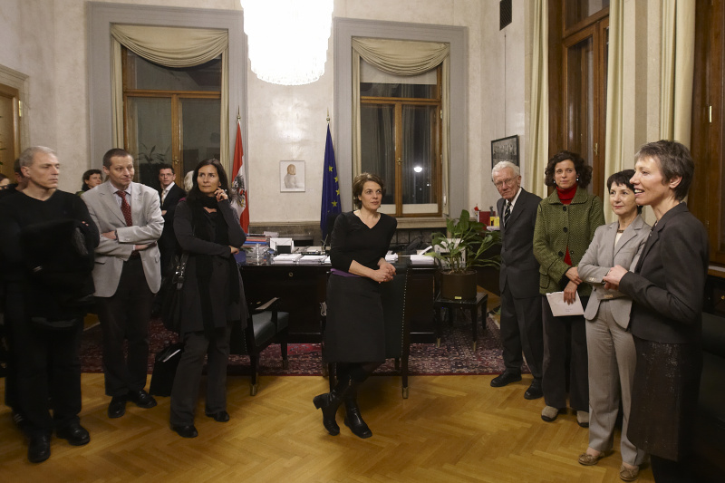 Führung durch die Ausstellung von Stella Rollig - Kunstkuratorin des Parlaments mit den ausstellenden Künstlern und Gästen der Vernissage.