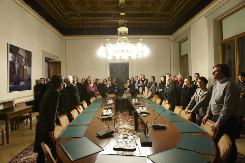 Führung durch die Ausstellung von Stella Rollig - Kunstkuratorin des Parlaments mit den ausstellenden Künstlern und Gästen der Vernissage.