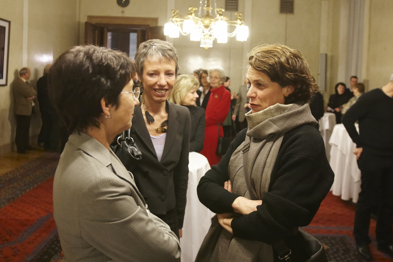 v.li.: Mag.a Barbara Prammer - Nationalratspräsidentin, Stella Rollig - Kunstkuratorin des Parlaments und Barbara Eichhorn - Künstlerin.