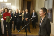 Stella Rollig - Kunstkuratorin des Parlaments begrüßt die Gäste der Vernissage
