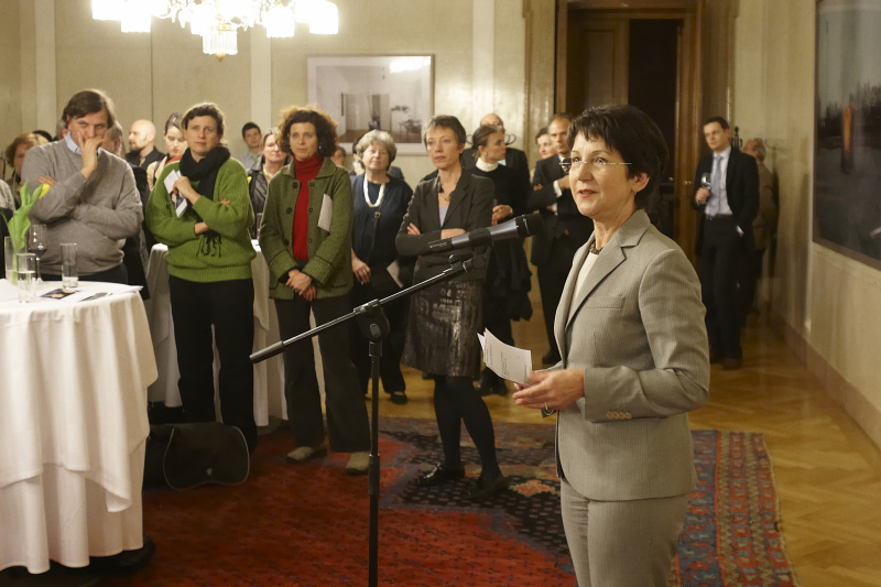 Mag.a Barbara Prammer begrüßt die Gäste der Vernissage