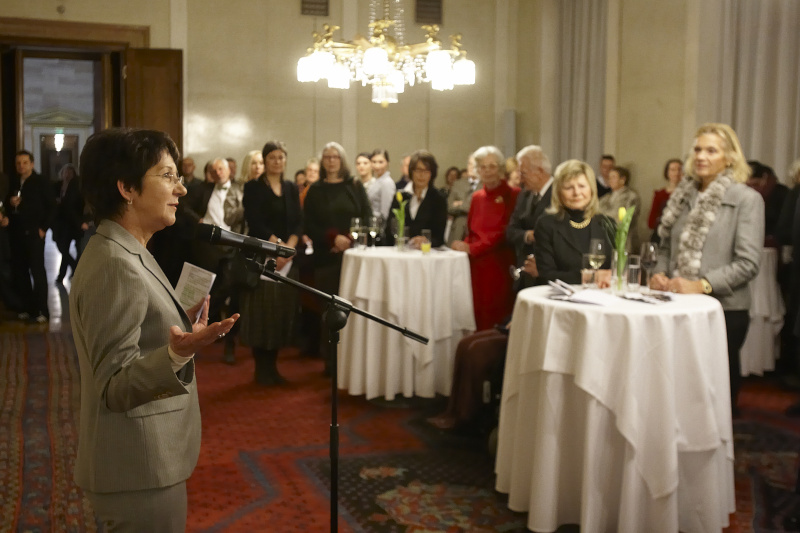 Mag.a Barbara Prammer begrüßt die Gäste der Vernissage