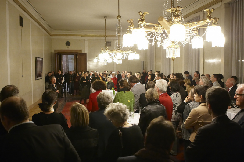 Stella Rollig - Kunstkuratorin des Parlaments begrüßt die Gäste der Vernissage
