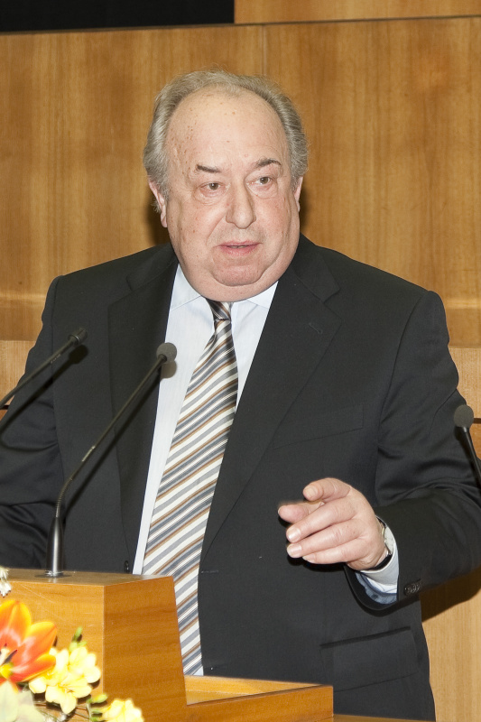 Fritz Neugebauer - Zweiter Präsident des Nationalrates am Rednerpult.