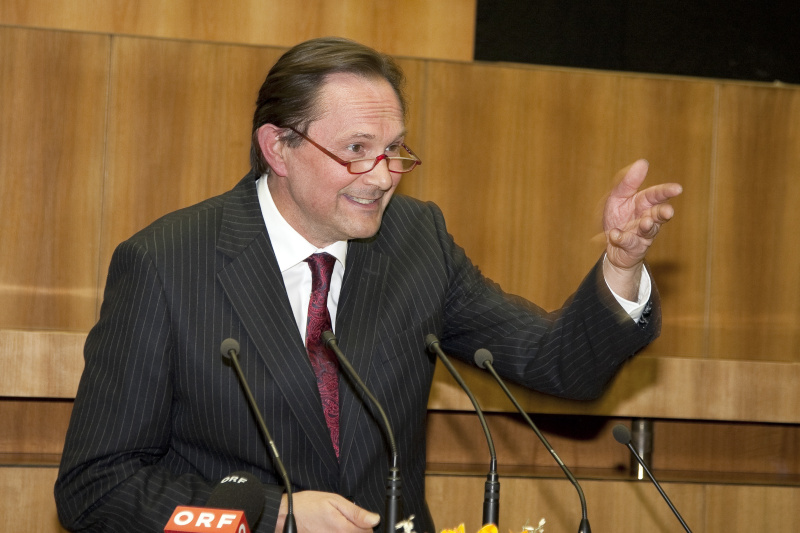 Gerhard Klein - Leiter der ORF-TV-Religion am Rednerpult.