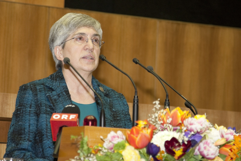 Sr. Maria Judith Tappeiner CS - Generalleiterin der CS-Schwesterngemeinschaft am Rednerpult.