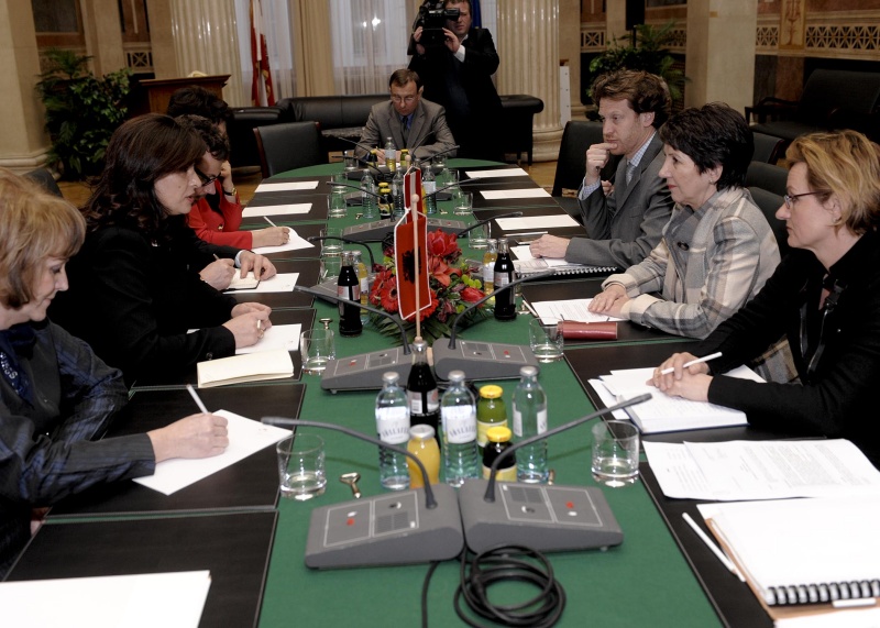 linke Bildhälfte: albanische Delegation mit Jozefina Topalli - albanische Parlamentspräsidentin (2.v.li.). rechte Bildhälfte: v.li. Mag. Helfried Carl, Mag.a Barbara Prammer - Nationalratspräsidentin und Mag. Dr. Brigitte Brenner - Parlamentsdirektion.