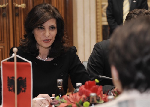Jozefina Topalli - albanische Parlamentspräsidentin.