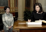v.li. Mag.a Barbara Prammer - Nationalratspräsidentin und Jozefina Topalli - albanische Parlamentspräsidentin beim Eintrag in das Gästebuch