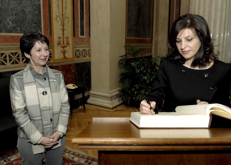 v.li. Mag.a Barbara Prammer - Nationalratspräsidentin und Jozefina Topalli - albanische Parlamentspräsidentin beim Eintrag in das Gästebuch