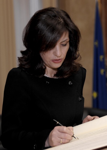 Jozefina Topalli - albanische Parlamentspräsidentin beim Eintrag in das Gästebuch.