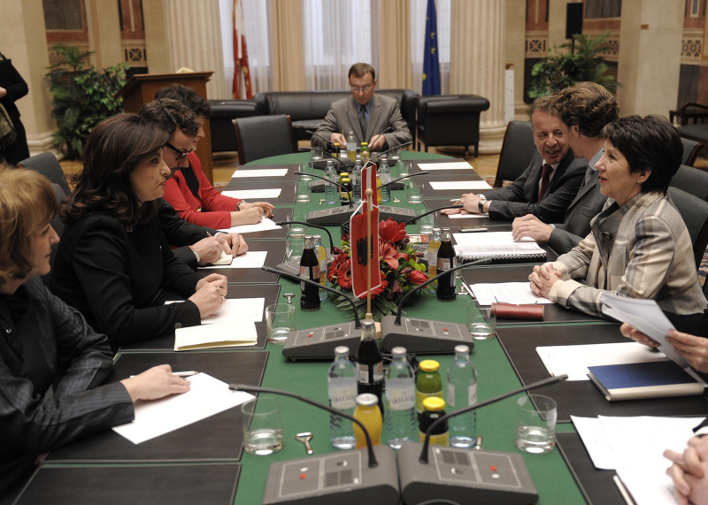 linke Bildhälfte: albanische Delegation mit Jozefina Topalli - albanische Parlamentspräsidentin (2.v.li.). rechte Bildhälfte: v.li. Dr. Joseph Wirnsperger - Parlamentsdirektion; Mag. Helfried Carl und Mag.a Barbara Prammer - Nationalratspräsidentin. Im Hintergrund Leopold Fruhmann - Parlamentsdirektion.