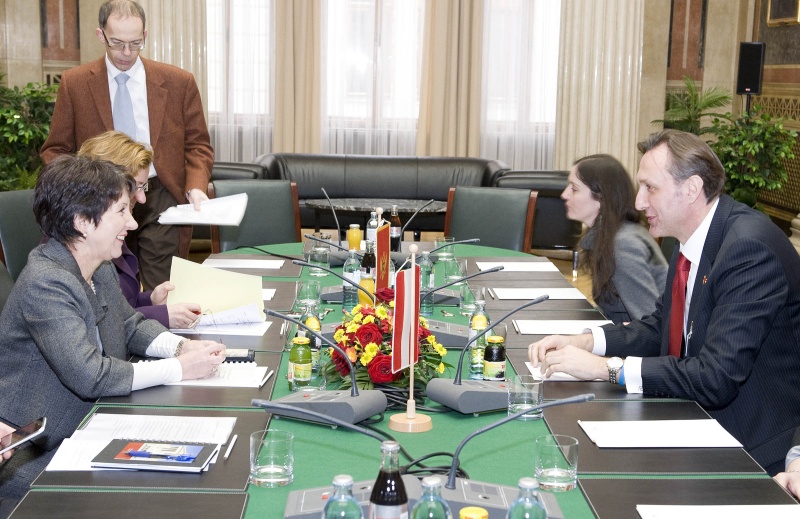 linke Bildhälfte: v.li.  Mag.a Barbara Prammer - Nationalratspräsidentin, Mag. Dr. Brigitte Brenner - Parlamentsdirektion und Dr. Wolfgang Hofstätter - Parlamentsdirektion. rechte Bildhälfte: v.li. Veranstaltungsteilnehmerin und Ranko Krivokapic - Parlamentspräsidenten der Republik Montenegro