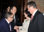 Nationalratspräsidentin Mag.a Barbara Prammer (re) begrüßt einen Joao Soares - Präsident der Parlamentarischen Versammlung der OSZE an der 9. OSZE-Wintertagung.