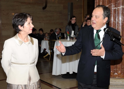 v.li. Nationalratspräsidentin Mag.a Barbara Prammer und Joao Soares - Präsident der Parlamentarischen Versammlung der OSZE am Mikrofon.