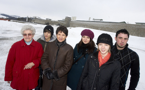von links: Anna Hackl und Nationalratspraesidentin Mag.a Barbara Prammer mit Jugendlichen bei der Wanderung vor dem KZ Mauthausen