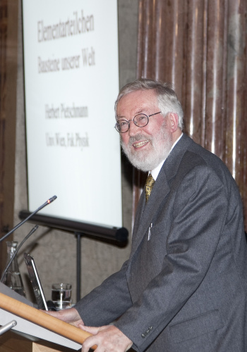 Univ.-Prof. Dr. Herbert Pietschmann - 1971-2004 Prof. am Institut für theoretische Physik der Universität Wien am Rednerpult.