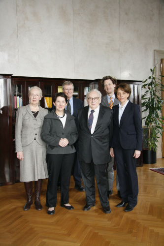 Nationalratspräsidentin Mag.a Barbara Prammer (2.v.li.), Egon Bahr (4.v.li) und Helfried Carl (5.v.li.)