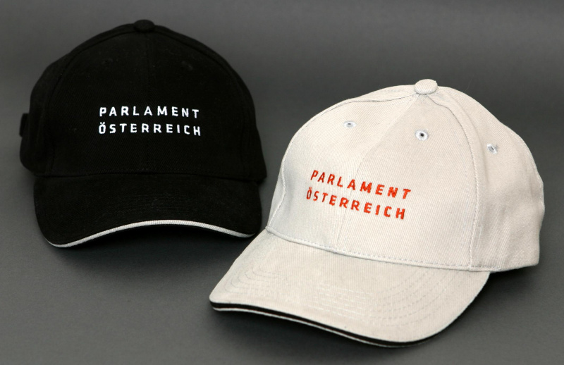 Schildkappe mit Schriftzug „Parlament Österreich“ (in den Farben schwarz oder grau)