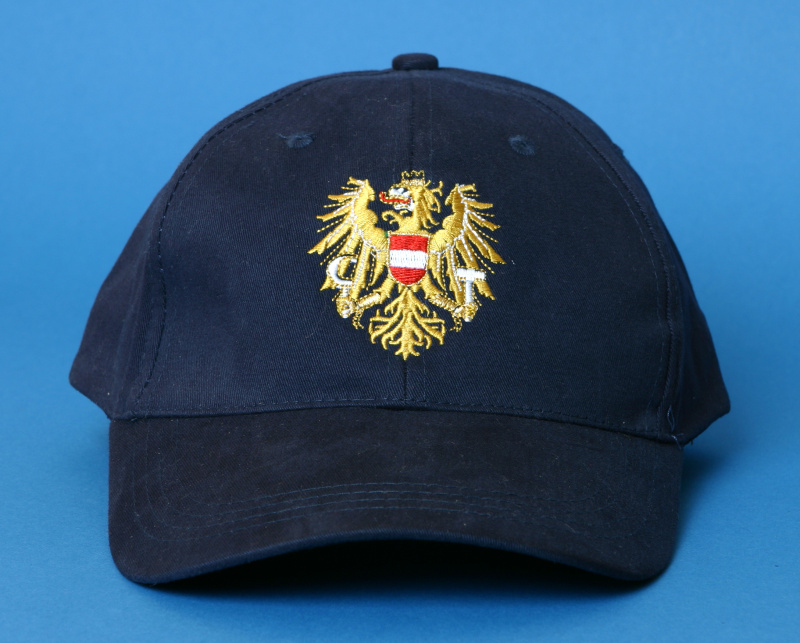 Kappe mit Adler bestickt