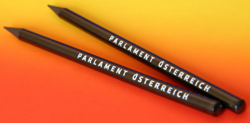 Graphitstift mit Schriftzug „Parlament Österreich“
