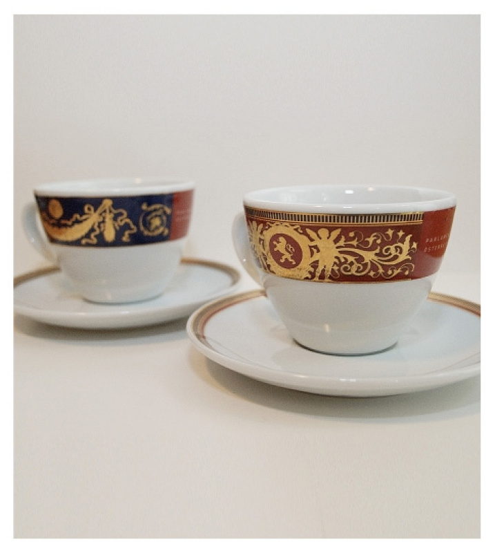 Cappuccinotasse mit rotem oder blauem Motivband