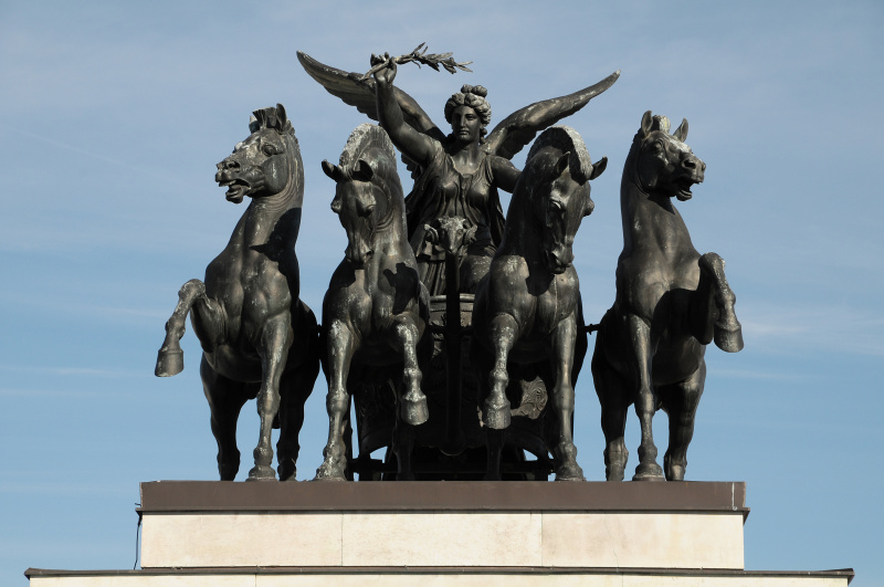 Insgesamt acht Quadrigen befinden sich am Dach des Parlaments. Das Gespann wird von je vier Pferden gezogen und der Siegesgöttin Nike gelenkt. Bildhauer Vincent Pilz, 1883-85. Restaurierung fertigg estellt 2009.
