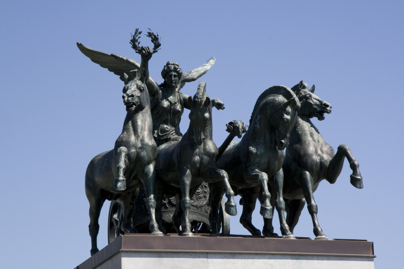 Insgesamt acht Quadrigen befinden sich am Dach des Parlaments. Das Gespann wird von je vier Pferden gezogen und der Siegesgöttin Nike gelenkt. Bildhauer Vincent Pilz, 1883-85. Restaurierung fertigg estellt 2009.