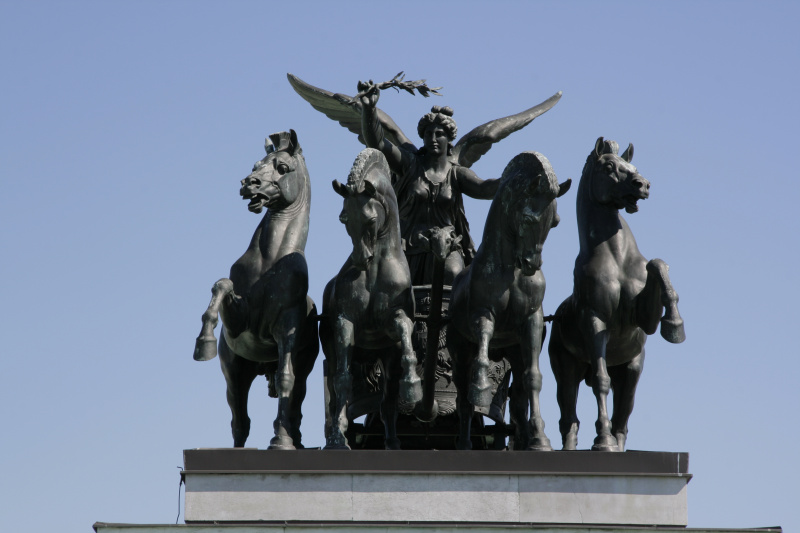 Insgesamt acht Quadrigen befinden sich am Dach des Parlaments. Das Gespann wird von je vier Pferden gezogen und der Siegesgöttin Nike gelenkt. Bildhauer Vincent Pilz, 1883-85. Restaurierung fertigg estellt 2009.
