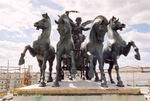 Insgesamt acht Quadrigen befinden sich am Dach des Parlaments. Das Gespann wird von je vier Pferden gezogen und der Siegesgöttin Nike gelenkt. Bildhauer Vincent Pilz, 1883-85. Restaurierung fertigg estellt 2009.