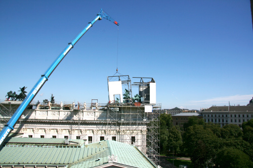 Aufbau des Hauses auf dem Dach des Parlaments - Kran