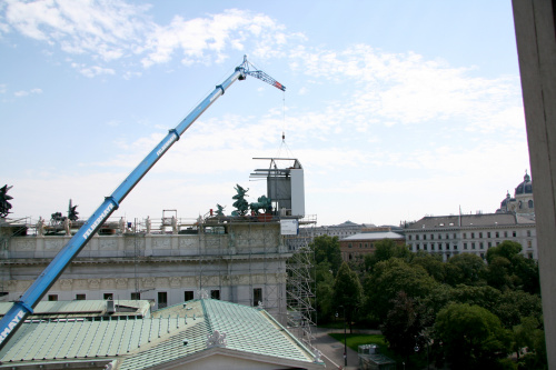Aufbau des Hauses auf dem Dach des Parlaments - Kran