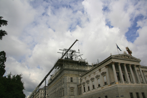 Abbau des Hauses am Dach des Parlaments in welchem die Quadrigen restauriert wurden.