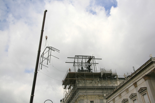 Abbau des Hauses am Dach des Parlaments in welchem die Quadrigen restauriert wurden.