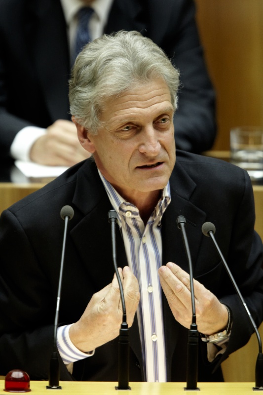 Dr.Josef Cap, Klubobmann der SPÖ, am Rednerpult.