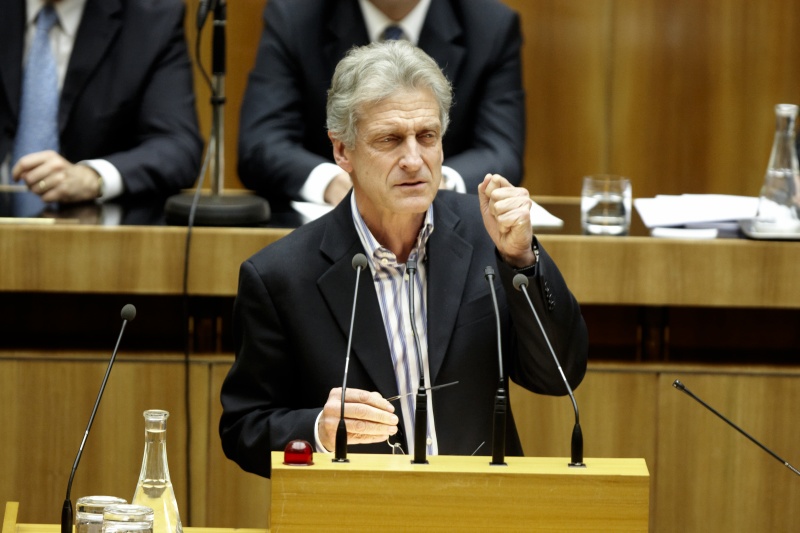 Dr.Josef Cap, Klubobmann der SPÖ, am Rednerpult.