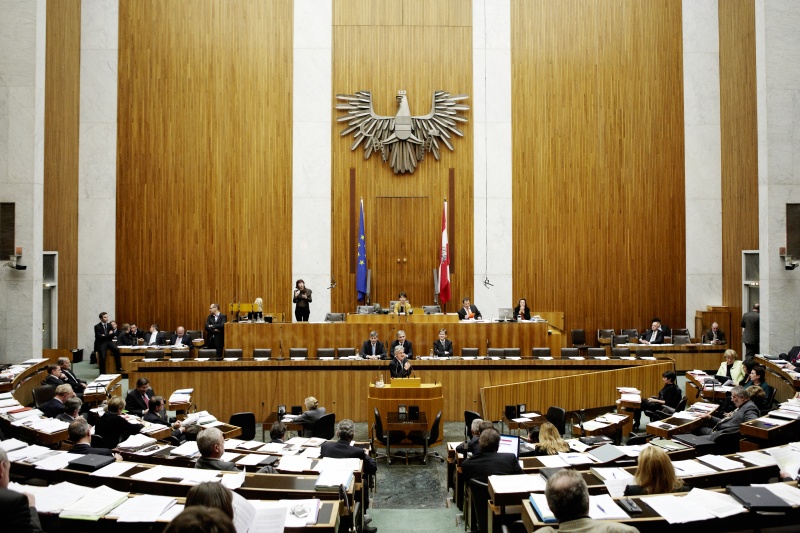 Dr.Josef Cap, Klubobmann der SPÖ, am Rednerpult. Auf der Regierungsbank v.li. Dr. Michael Spindelegger - Bundesminister für europäische und internationale Angelegenheiten, Werner Faymann - Bundeskanzler und Dr. Josef Ostermayer - Staatssekretär im Bundeskanzleramt. Am Präsidium Mag.a Barbara Prammer – Nationalratspräsidentin. Dienst am Präsidium v.li. Mag. Gottfried Michalitsch (1er Position) und Mag.a Tatjana Walter (2er Position).