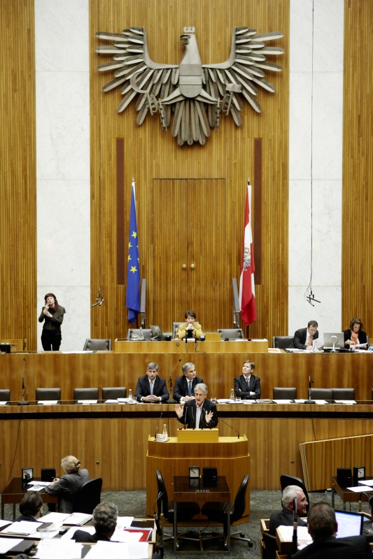 Dr.Josef Cap, Klubobmann der SPÖ, am Rednerpult. Auf der Regierungsbank v.li. Dr. Michael Spindelegger - Bundesminister für europäische und internationale Angelegenheiten, Werner Faymann - Bundeskanzler und Dr. Josef Ostermayer - Staatssekretär im Bundeskanzleramt. Am Präsidium Mag.a Barbara Prammer – Nationalratspräsidentin. Dienst am Präsidium v.li. Mag. Gottfried Michalitsch (1er Position) und Mag.a Tatjana Walter (2er Position).