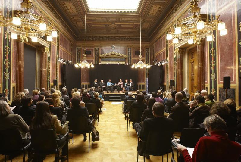 Podiumsdiskussion v.li.: Airan Berg - Künstlerischer Leiter der Darstellenden Kunst bei Linz 09, Direktor Alfred Pfob, Nurkan Erpulat - Regisseur, Guido Reimitz, Helga Dambachmayer und Erwin Dorn.