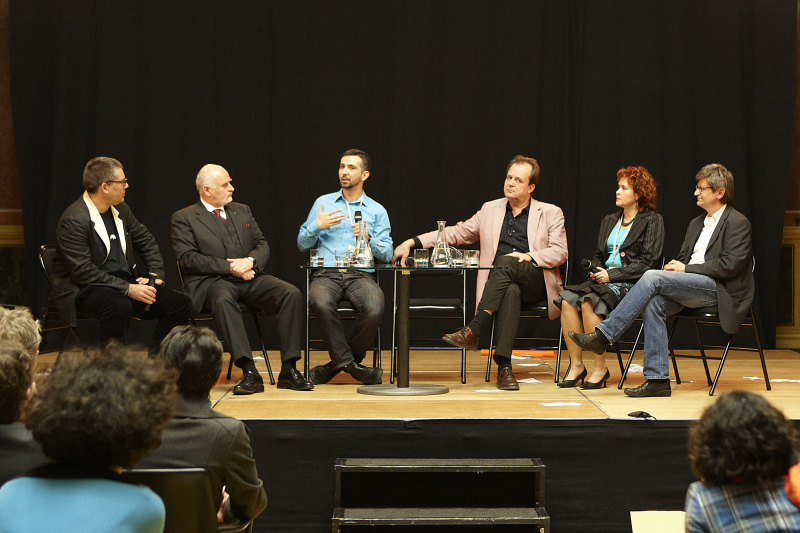 Podiumsdiskussion v.li.: Airan Berg - Künstlerischer Leiter der Darstellenden Kunst bei Linz 09, Direktor Alfred Pfob, Nurkan Erpulat - Regisseur, Guido Reimitz, Helga Dambachmayer und Erwin Dorn.