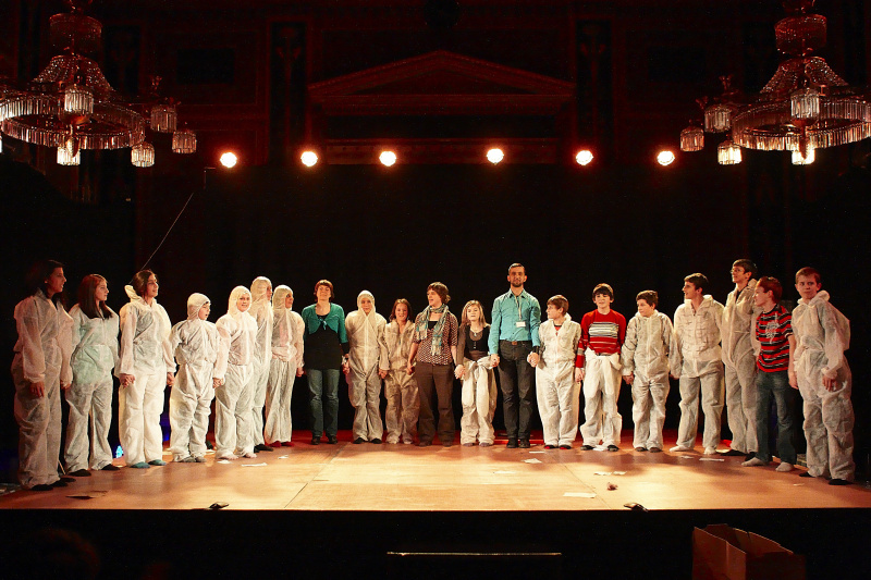 SchülerInnen bei der Aufführung des Stückes" I like to move it" auf der Bühne.