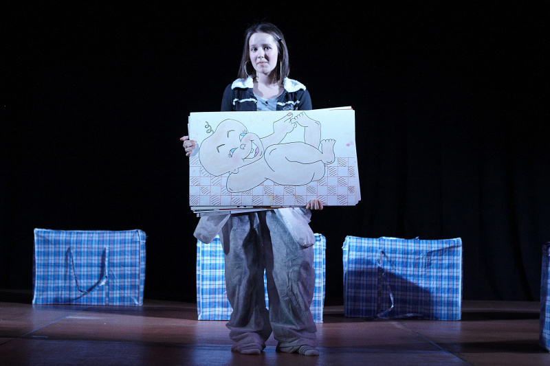 SchülerInnen bei der Aufführung des Stückes" I like to move it" auf der Bühne.