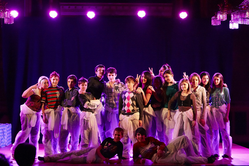 SchülerInnen bei der Aufführung des Stückes" I like to move it" auf der Bühne.