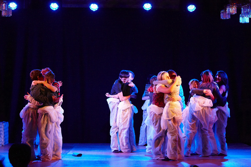 SchülerInnen bei der Aufführung des Stückes" I like to move it" auf der Bühne.