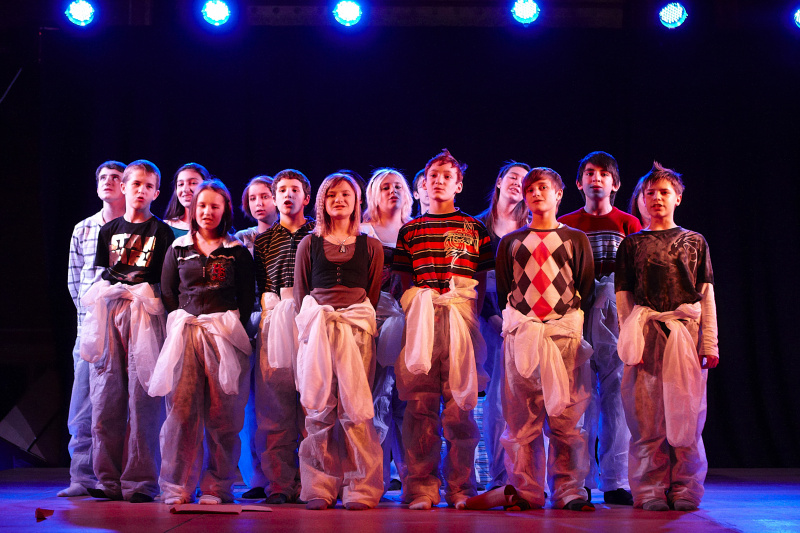 SchülerInnen bei der Aufführung des Stückes" I like to move it" auf der Bühne.