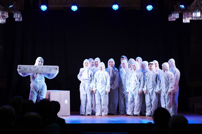 SchülerInnen bei der Aufführung des Stückes" I like to move it" auf der Bühne.