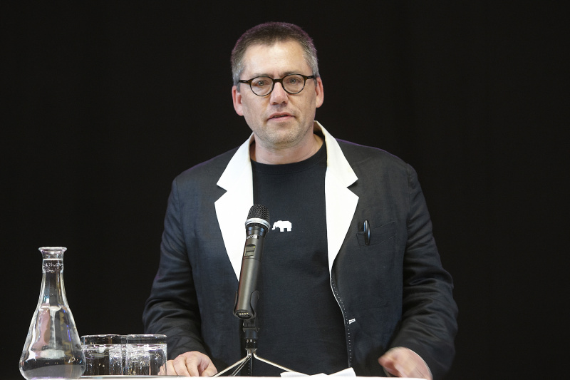 Airan Berg - Künstlerischer Leiter der Darstellenden Kunst bei Linz 09  am Mikrofon.